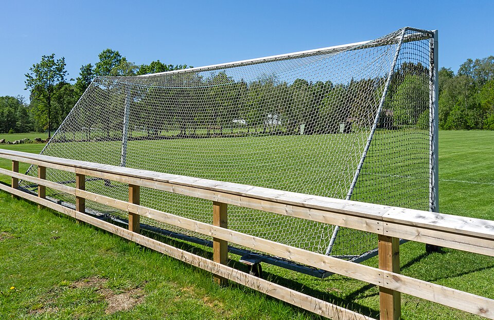 Apostador revisando cuotas deportivas en su celular antes del partido