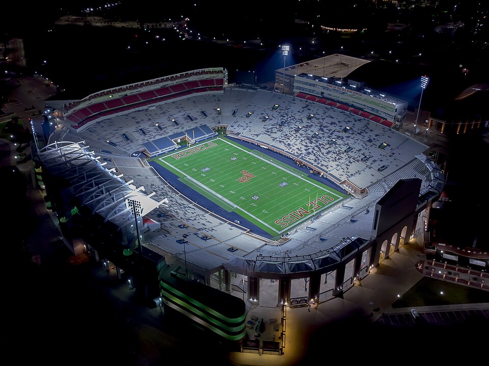 Estadio de noche con iluminación artificial