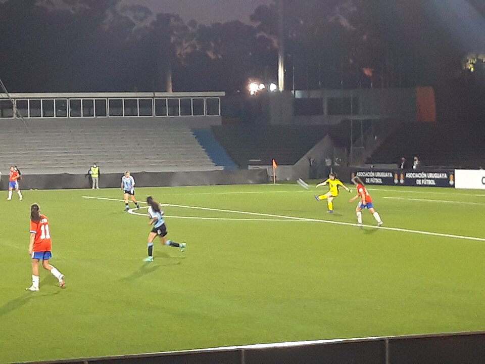 Análisis táctico de un partido de fútbol en pizarra