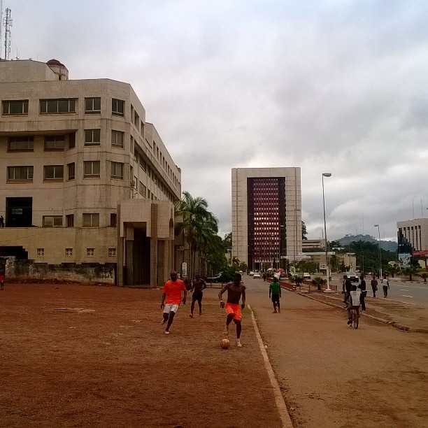Jugadores disputando un córner en estadio nocturno